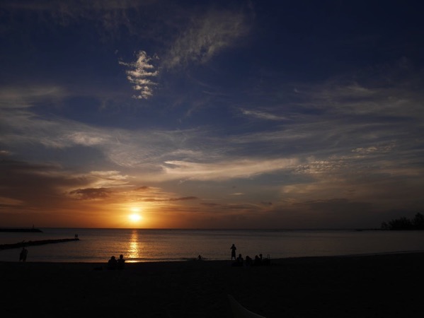 ホノルルからノースショアへの行き方 ハレイワビーチ夕焼け写真あり